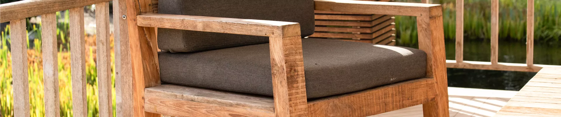 Gartenmöbel im Garten